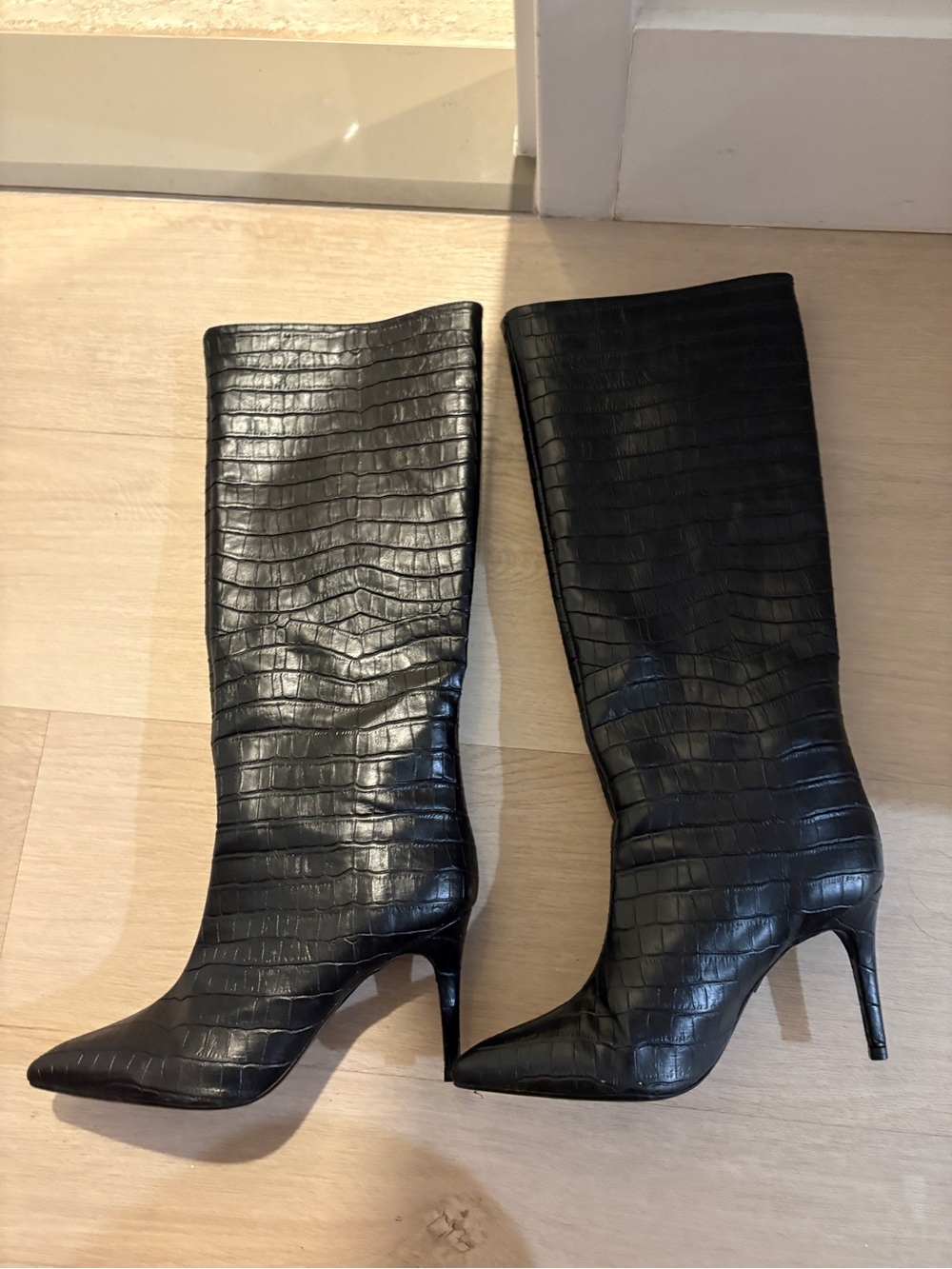Black Croc-Embossed Pointed Knee-High Heeled Boots